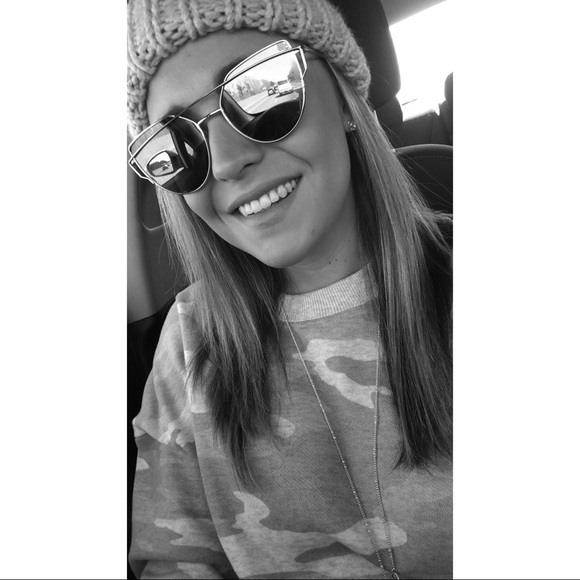 Meet your Posher, Nicole - Picture 2 of 5